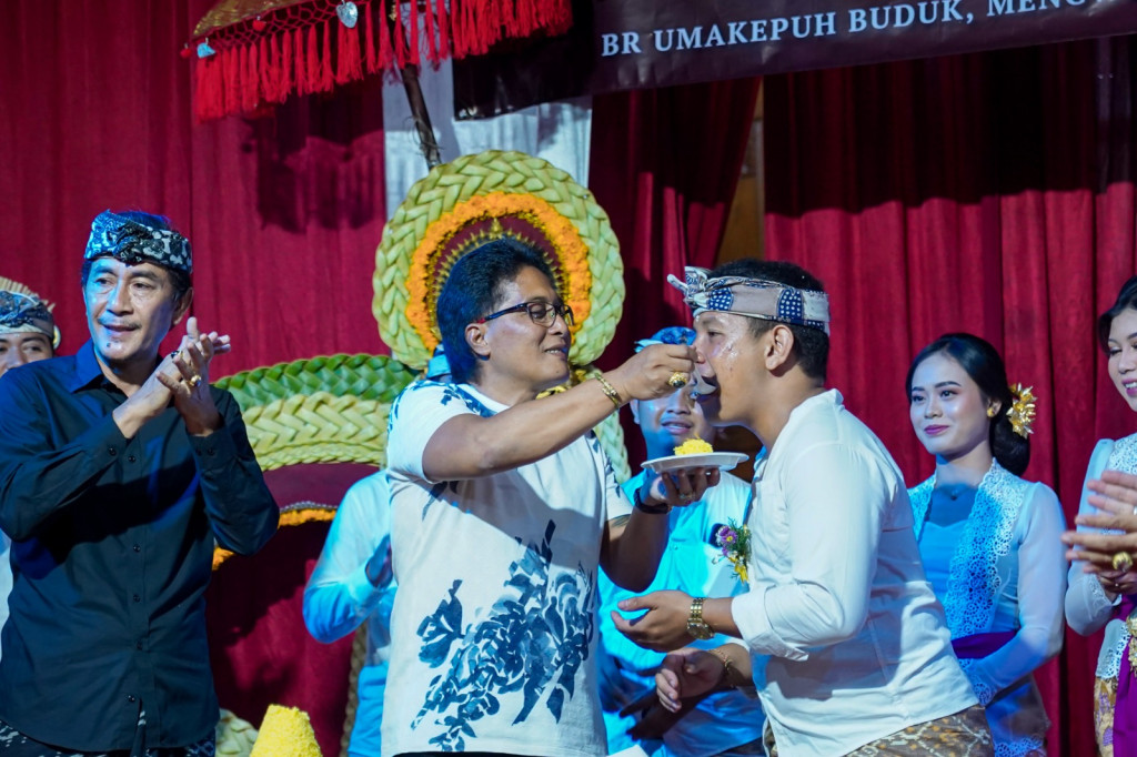 Bupati Giri Prasta  Hadiri HUT Ke-44 ST. Nirwikara Putra, Banjar Uma Kepuh, Buduk